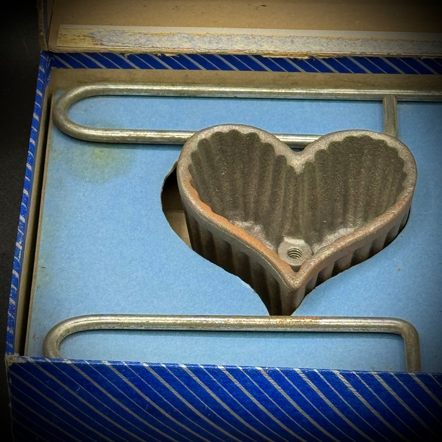 Vintage Griswold Cast Iron Patty Mold Set in Original Box