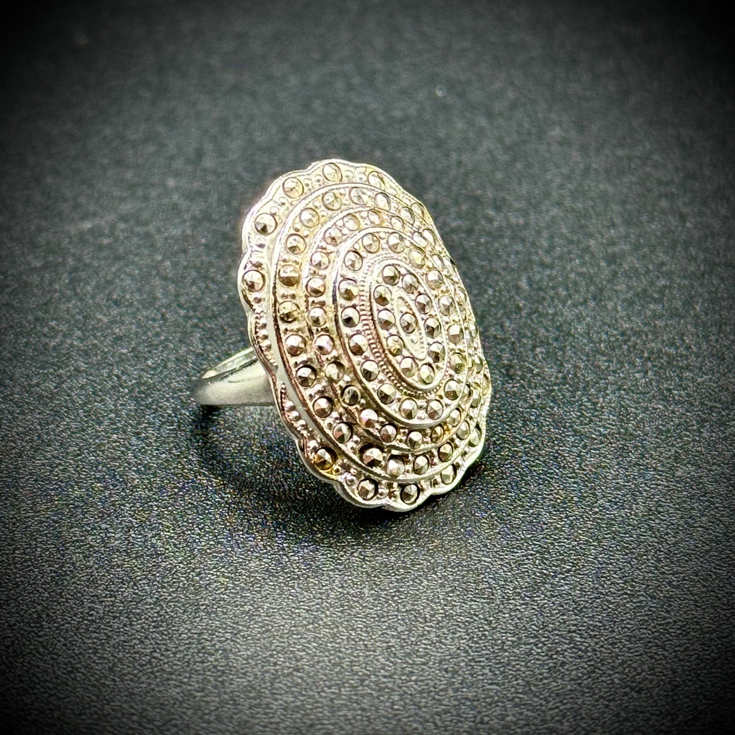 Stunning Vintage Design Sterling Silver Ring