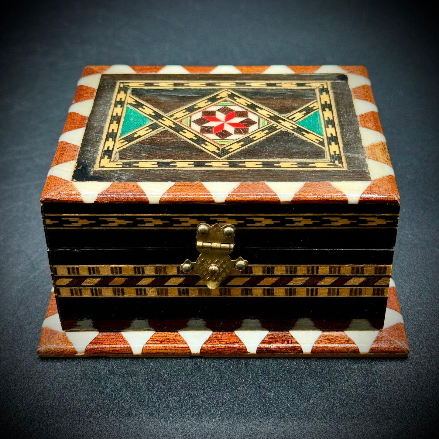 Vintage Inlaid Box w/Stunning Design