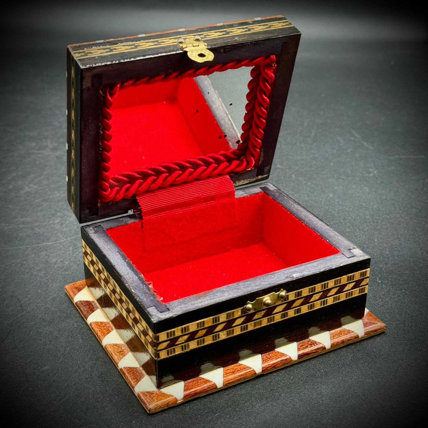 Vintage Inlaid Box w/Stunning Design