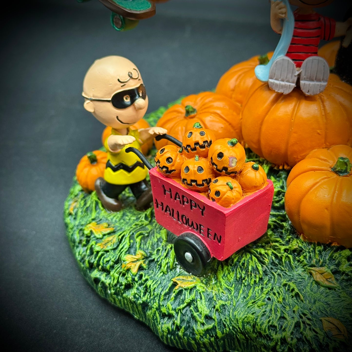 RARE Retired Bradford Exchange Peanuts Great Pumpkin Charlie Brown Halloween Display