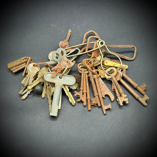 Huge Lot of Vintage and Antique Keys