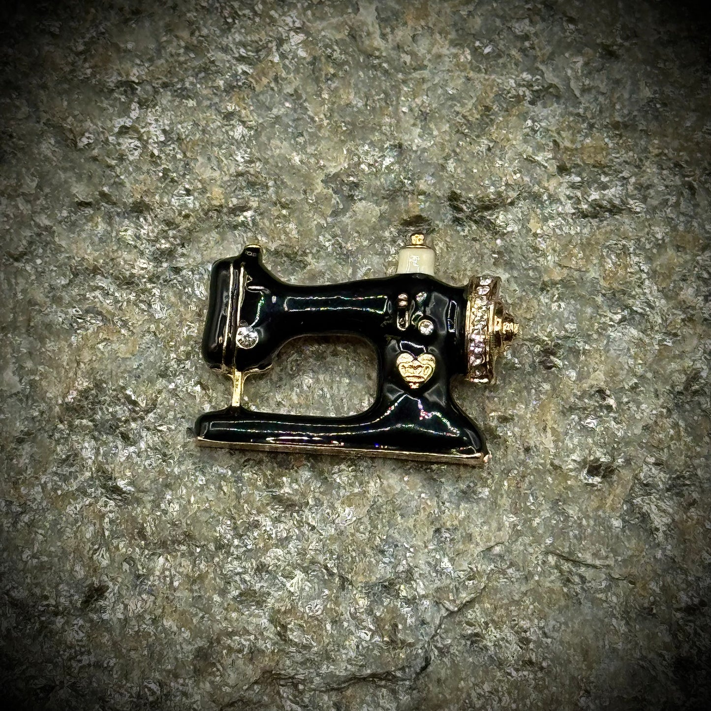 Vintage Sewing Machine Brooch