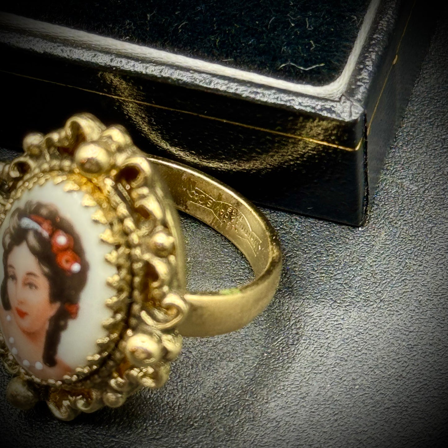 RARE Vintage Whiting & Davis Cameo Ring