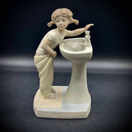 Vintage Lladro "Clean Up Time" Adorable Girl at Sink Figurine