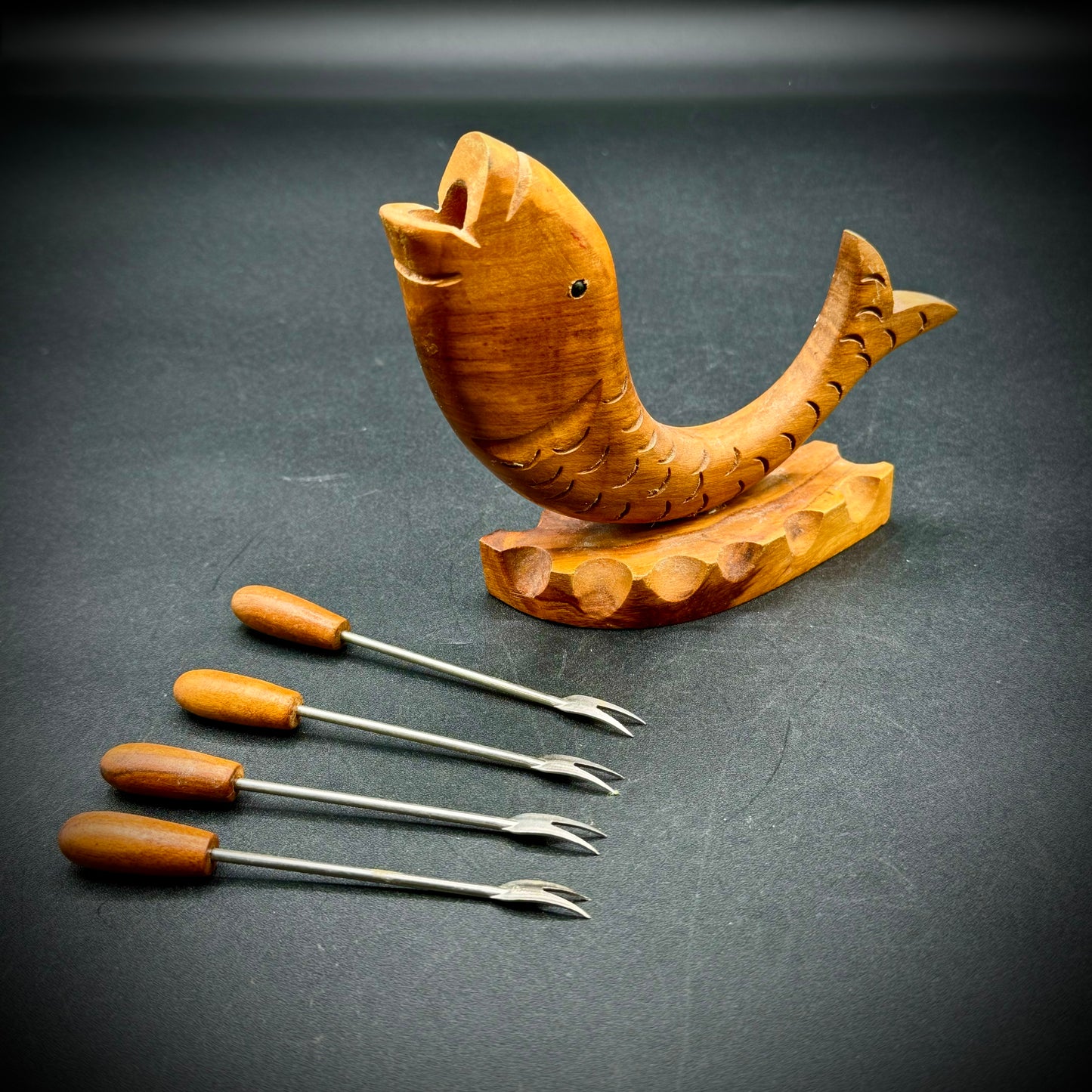 Vintage Carved Fish w/Set of 4 Hors d'oeuvres Forks