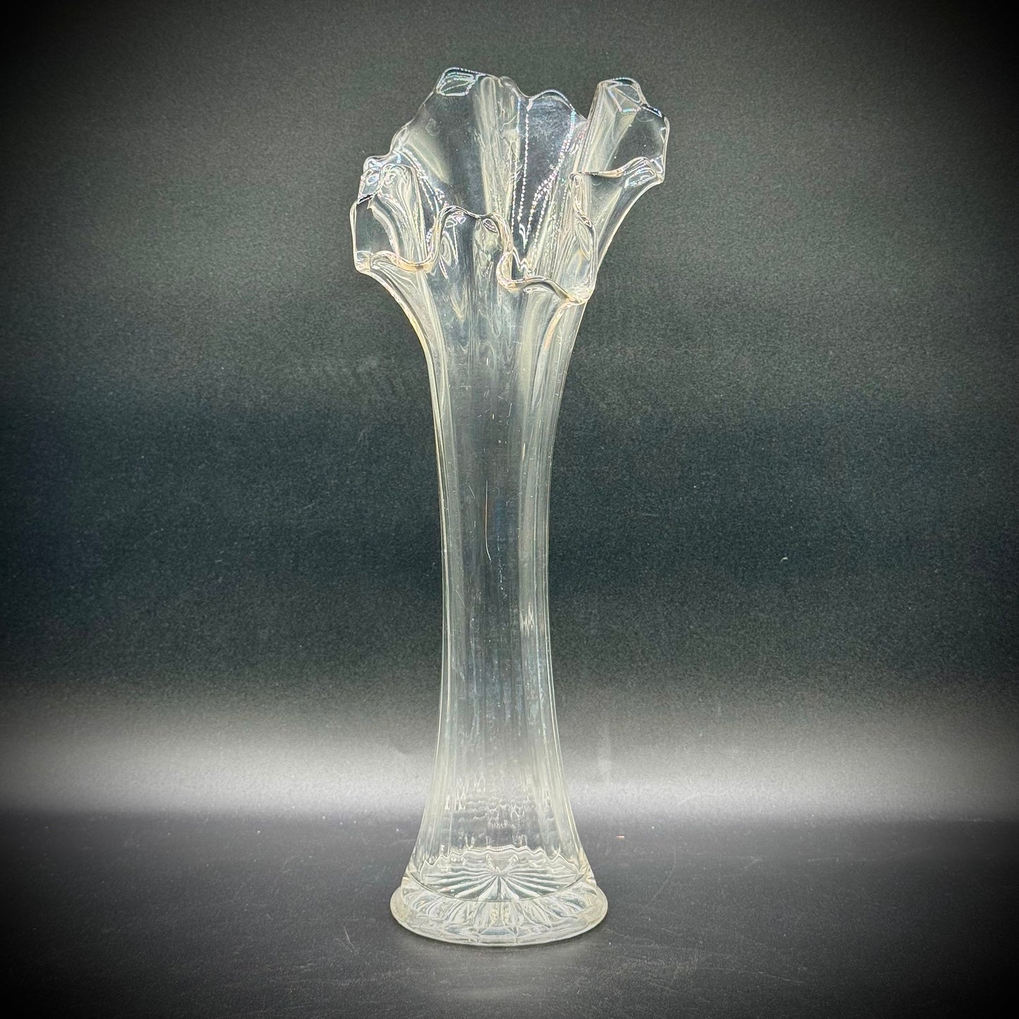 Vintage Ruffle Swung Vase